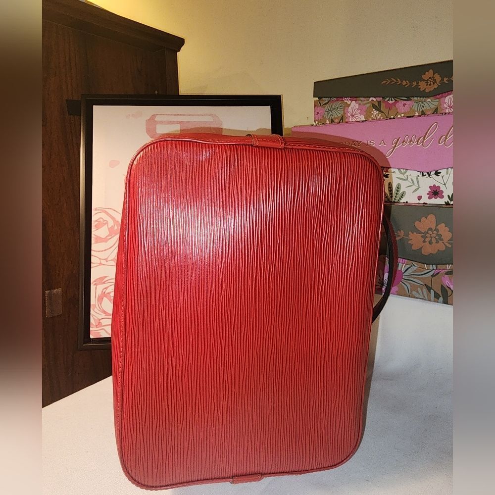 Louiis Vuitton Red Epi Bucket Bag - Picture 6 of 13